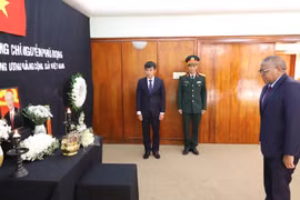Tổng Thư ký đảng Đại hội dân tộc Phi (ANC) cầm quyền Fikile Mbalula viếng Tổng Bí thư Nguyễn Phú Trọng. (Ảnh: Nguyễn Hoàng Minh/TTXVN)