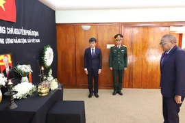 Tổng Thư ký đảng Đại hội dân tộc Phi (ANC) cầm quyền Fikile Mbalula viếng Tổng Bí thư Nguyễn Phú Trọng. (Ảnh: Nguyễn Hoàng Minh/TTXVN)