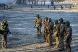 Binh sỹ Ukraine tham gia một buổi huấn luyện ở ngoại ô Kiev. (Ảnh: AFP/TTXVN)