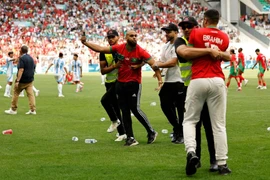 Cảnh hỗn loạn trong trận đấu mở màn Thế Vận hội giữa Argentina và Maroc. (Nguồn: Sky News)