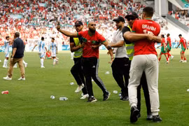 Cảnh hỗn loạn trong trận đấu mở màn Thế Vận hội giữa Argentina và Maroc. (Nguồn: Sky News)