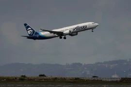 Máy bay của Hãng Hàng không Alaska Airlines cất cánh tại sân bay quốc tế ở San Francisco, ngày 4/4/2024. (Ảnh: THX/TTXVN)