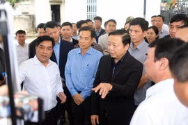 Đại diện nhà đầu tư trình bày các phương án để chuẩn bị triển khai hai dự án cao tốc trên địa bàn tỉnh Lâm Đồng. (Ảnh: Nguyễn Dũng/TTXVN)
