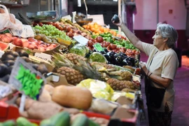 Người tiêu dùng mua sắm tại khu chợ ở Madrid (Tây Ban Nha). (Ảnh: THX/TTXVN)