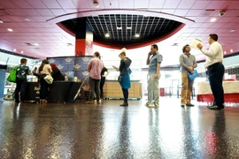 Người tìm việc tại một hội chợ việc làm ở Sunrise, bang Florida (Mỹ). (Ảnh: AFP/TTXVN)