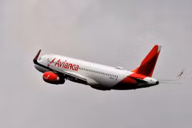 Máy bay của hãng hàng không Avianca cất cánh từ Sân bay Quốc tế El Dorado ở Bogota, (Colombia). (Ảnh: AFP/TTXVN)