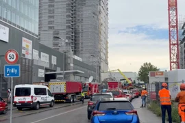 Các nhân viên cứu hộ tại hiện trường vụ việc. (Nguồn: Reuters)