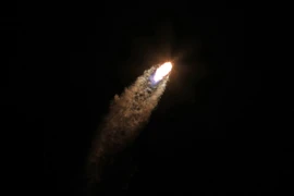 Tên lửa đẩy Falcon 9 của SpaceX trong một sứ mệnh, được phóng đi từ Trạm Không gian Kennedy ở Cape Canaveral, Florida (Mỹ), ngày 15/2/2024. (Ảnh: AFP/TTXVN)