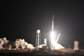 Tên lửa đẩy Falcon 9 của SpaceX mang theo tàu vũ trụ Dragon rời bệ phóng tại trung tâm vũ trụ Kennedy ở mũi Canaveral, bang Florida (Mỹ) ngày 2/3/2023. (Ảnh: AFP/TTXVN)
