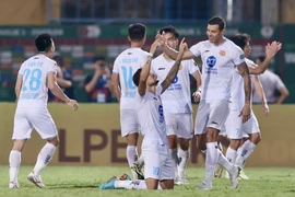 Cầu thủ Hendrio (số 10) ghi bàn thắng ấn định chiến thắng 3-2 cho Thép xanh Nam Định ở phút thứ 80 trong trận đấu trước Công an Hà Nội trên sân Hàng Đẫy tối 4/5/2024. (Ảnh: TTXVN)