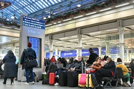 Hành khách chờ tại nhà ga St Pancras ở Thủ đô London (Anh). (Ảnh: AFP/TTXVN)