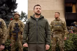 Tổng thống Ukraine Volodymyr Zelensky (giữa) trong một chuyến thăm thành phố Izyum, vùng Kharkiv. (Ảnh: AFP/TTXVN)