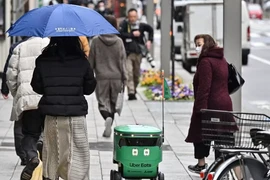 Robot của Uber Eats trình diễn dịch vụ giao hàng bằng robot của Uber Eats tại trung tâm thành phố Tokyo, ngày 5/3/2024. (Nguồn: AFP/CNA)
