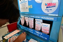 Người dân mua vé số Mega Millions tại New York (Mỹ). (Ảnh: AFP/TTXVN)