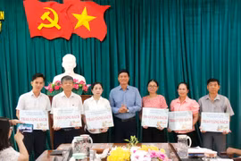 Trao tặng sách cho các trường học trên địa bàn huyện đảo Phú Quý (Bình Thuận). (Ảnh: Nguyễn Thanh/TTXVN)