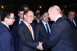 Bí thư Trung ương Đảng, Trưởng ban Đối ngoại Trung ương Lê Hoài Trung tiễn Tổng thống Liên bang Nga Vladimir Putin tại sân bay quốc tế Nội Bài (Hà Nội). (Ảnh: TTXVN)