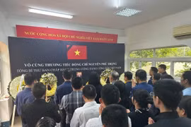 Trong không khí trang nghiêm, xúc động, Đại sứ và cán bộ, nhân viên Đại sứ quán và cộng đồng người Việt tại Tanzania đã dành một phút mặc niệm tưởng nhớ và tiễn biệt Tổng Bí thư Nguyễn Phú Trọng. (Ảnh: TTXVN phát)