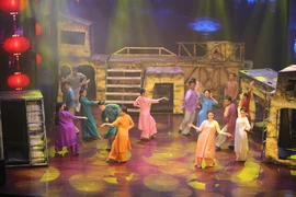 Khung cảnh Hải Phòng được tái hiện trong vở nhạc kịch “Bỉ vỏ,” được công diễn tại Nhà hát thành phố Hải Phòng tối 29/6 vừa qua. (Ảnh: Minh Thu/TTXVN)