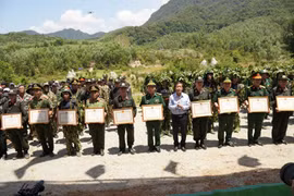 Chủ tịch Ủy ban Nhân dân tỉnh Nguyễn Văn Phương tặng bằng khen cho các tập thể và cá nhân đạt thành tích xuất sắc trong diễn tập. (Nguồn: Báo Thừa Thiên Huế)