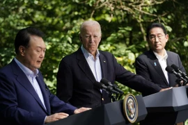 Thủ tướng Nhật Bản Fumio Kishida (phải), Tổng thống Mỹ Joe Biden (giữa), Tổng thống Hàn Quốc Yoon Suk Yeol tại cuộc gặp họp báo ở Trại David, Maryland (Mỹ), ngày 18/8/2023. (Ảnh: AFP/TTXVN)