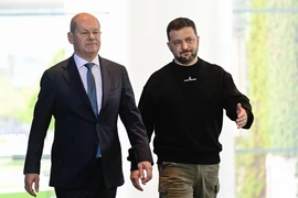 Thủ tướng Đức Olaf Scholz (trái) và Tổng thống Ukraine Volodymyr Zelensky trong cuộc gặp ở Berlin ngày 14/5/2023. (Ảnh: AFP/TTXVN)