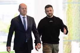 Thủ tướng Đức Olaf Scholz (trái) và Tổng thống Ukraine Volodymyr Zelensky trong cuộc gặp ở Berlin ngày 14/5/2023. (Ảnh: AFP/TTXVN)