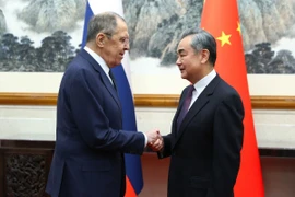 Ngoại trưởng Nga Sergey Lavrov (trái) và Bộ trưởng Ngoại giao Trung Quốc Vương Nghị tại cuộc gặp ở Bắc Kinh ngày 9/4/2024. (Ảnh: AFP/TTXVN)