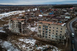 Một toà chung cư bị phá hủy trong xung đột tại Izyum thuộc vùng Kharkiv (Ukraine) hồi tháng Hai năm ngoái. (Ảnh: AFP/TTXVN)