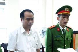 Đối tượng Trương Bá Thiện (trái) bị bắt giữ. (Ảnh: TTXVN phát)