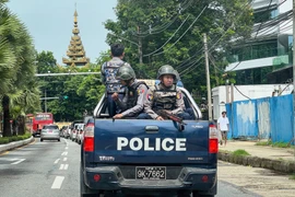 Cảnh sát tuần tra trên đường phố tại Yangon (Myanmar), ngày 19/7/2023. (Ảnh: AFP/TTXVN)