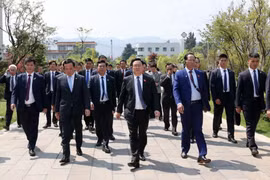 Chủ tịch Quốc hội Vương Đình Huệ thăm dự án tiêu biểu về công nghệ cao tại Trung tâm Sáng tạo Nông nghiệp Xanh Vân Thiên Hoá tỉnh Vân Nam (Trung Quốc). (Ảnh: Nhan Sáng/TTXVN))