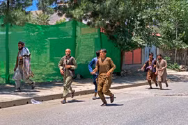 Người dân chạy khỏi hiện trường vụ đánh bom tại tỉnh Badakhshan, miền Bắc Afghanistan hồi năm ngoái. (Ảnh: AFP/TTXVN)