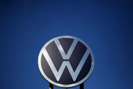 Biểu tượng hãng Volkswagen tại trụ sở ở Wolfsburg (Đức). (Ảnh: AFP/TTXVN)