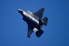 Máy bay chiến đấu F-35 của Mỹ trình diễn tại một cuộc triển lãm hàng không ở Bengaluru, Ấn Độ, ngày 14/2/2023. (Ảnh: THX/TTXVN)