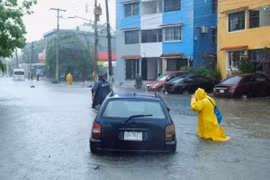Mưa lớn gây ngập lụt do ảnh hưởng của bão Helene tại Cancun (Mexico) ngày 25/9/2024. (Ảnh: Reuters/TTXVN)
