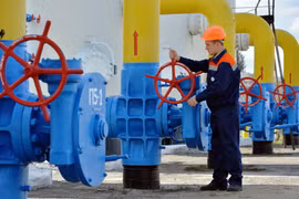 Công nhân vận hành hệ thống van tại trạm bơm khí đốt của Ukraine ở thị trấn Boyarka thuộc vùng Kiev. (Ảnh: AFP/TTXVN)