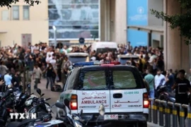 Phong trào Hezbollah đã lên tiếng đổ lỗi cho quân đội Israel chủ động gây ra vụ việc, đồng thời cảnh báo Tel Aviv sẽ phải chịu “hình phạt thích đáng.” Trong ảnh: Chuyển người bị thương trong loạt vụ nổ máy nhắn tin ở Liban tới bệnh viện. (Ảnh: IRNA/TTXVN)