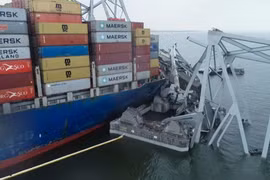 Hiện trường vụ tàu container Dali đâm sập cầu ở cảng Baltimore hôm 26/3. (Ảnh: AFP/TTXVN)
