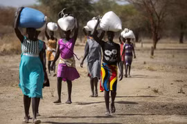 Người dân nhận thực phẩm cứu trợ tại Ngop (Nam Sudan). (Ảnh: AFP/TTXVN)