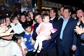 Thủ tướng Phạm Minh Chính với nhân dân các dân tộc tỉnh Cao Bằng. (Ảnh: Dương Giang/TTXVN)