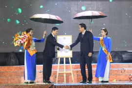 Lãnh đạo Cục Sở hữu Trí tuệ (Bộ Khoa học và Công nghệ) trao Giấy chứng nhận đăng ký chỉ dẫn địa lý “Trà Vinh” với sản phẩm “quả dừa sáp” cho lãnh đạo Ủy ban Nhân dân tỉnh Trà Vinh. (Ảnh: Thanh Hòa-TTXVN)