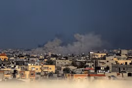 Khói bốc lên sau vụ không kích của Israel xuống thành phố Khan Younis, Dải Gaza ngày 15/1/2024. (Ảnh: THX/TTXVN)
