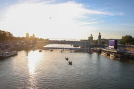 Chất lượng nước sông Seine suy giảm do các trận mưa trong hai ngày qua. (Ảnh: Hoàng Linh/TTXVN)