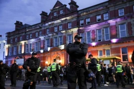 Cảnh sát gác bên ngoài một nhà thờ Hồi giáo nhằm ngăn người biểu tình quá khích tại Liverpool (Anh) ngày 2/8/2024. (Ảnh: Reuters/TTXVN)