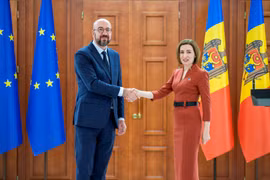 Chủ tịch Hội đồng châu Âu Charles Michel (trái) và Tổng thống Moldova Maia Sandu tại cuộc gặp ở Chisinau hồi năm 2022. (Ảnh: AFP/TTXVN)