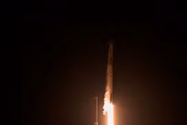 Tên lửa Falcon-9 mang theo tàu vũ trụ Endeavour chở phi hành đoàn Crew-8 rời bệ phóng tại Trung tâm Vũ trụ Kennedy ở bang Florida (Mỹ) ngày 4/3/2024. (Ảnh: AFP/TTXVN)