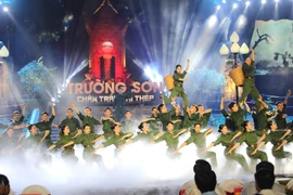 Chương trình nghệ thuật đặc biệt "Trường Sơn-Chân trần chí thép." (Ảnh: Thanh Thủy/TTXVN)