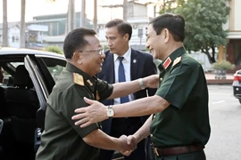 Đại tướng Phan Văn Giang (phải) đón Đại tướng Chansamone Chanyalath. (Ảnh: TTXVN phát)