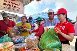 Phiên chợ "Tết Nhân ái" mang những món quà ý nghĩa đến với người nghèo Vĩnh Long, ngày 4/2/2024. (Ảnh: Lê Thúy Hằng/TTXVN)
