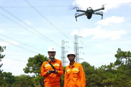 Đội truyền tải điện Biển Hồ sử dụng fly cam kiểm tra tuyến đường dây đường dây 500kV Thạnh Mỹ-Pleiku 2. (Ảnh: Huy Hùng/TTXVN)